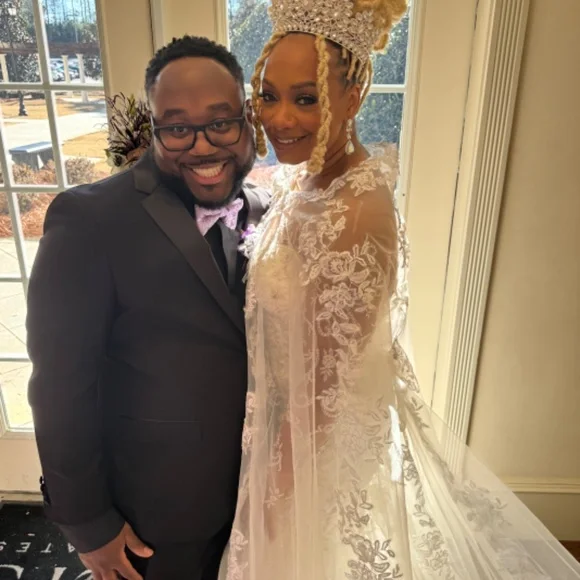 Pre-Owned Lace Embroidered Wedding Dress W/ Glitter Train - Picture 8 of 11